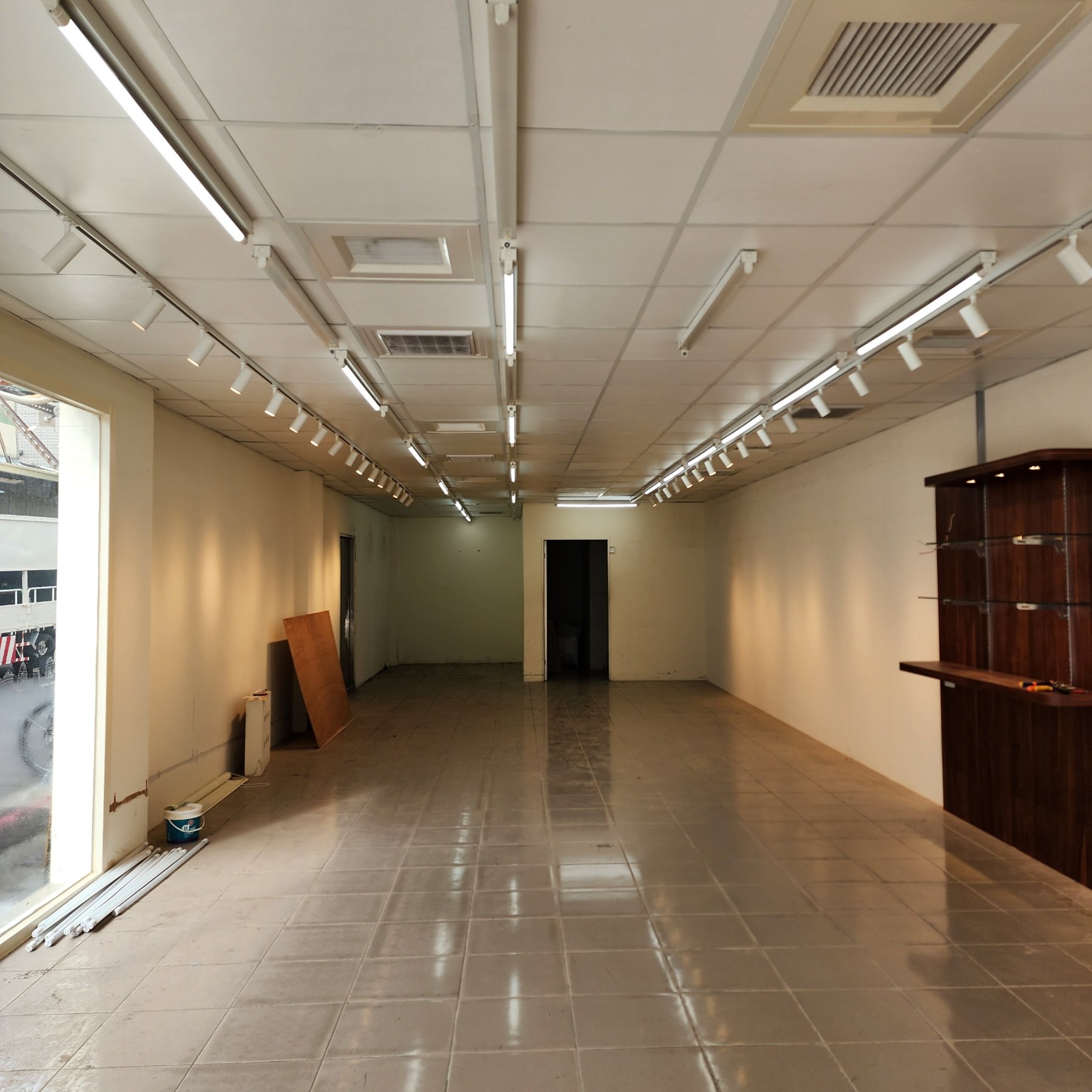 安全帽店軌道燈安裝完成
