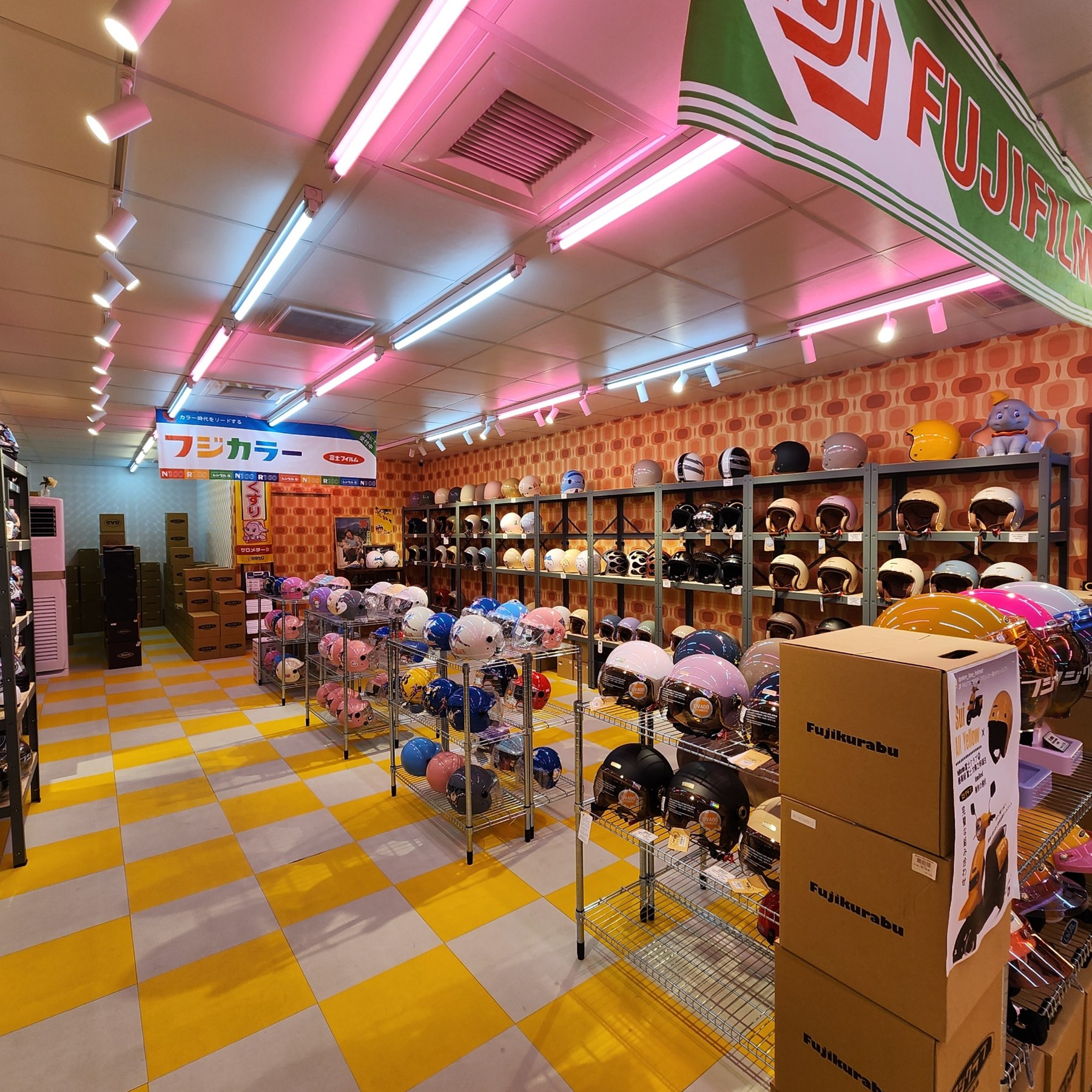日本昭和風安全帽店完工全景