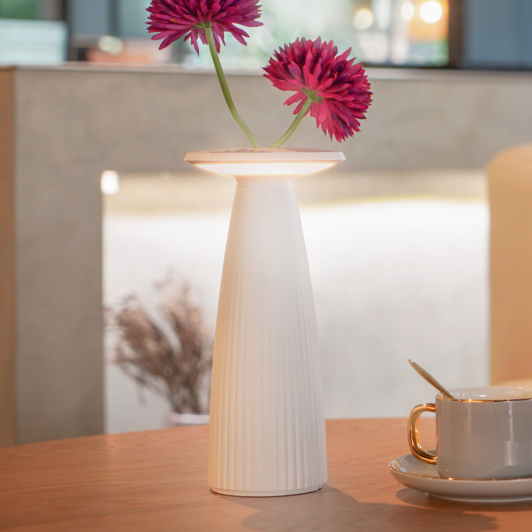 Flora 白色款燈身與花材近景；花材與杯具不含在交付內容內。