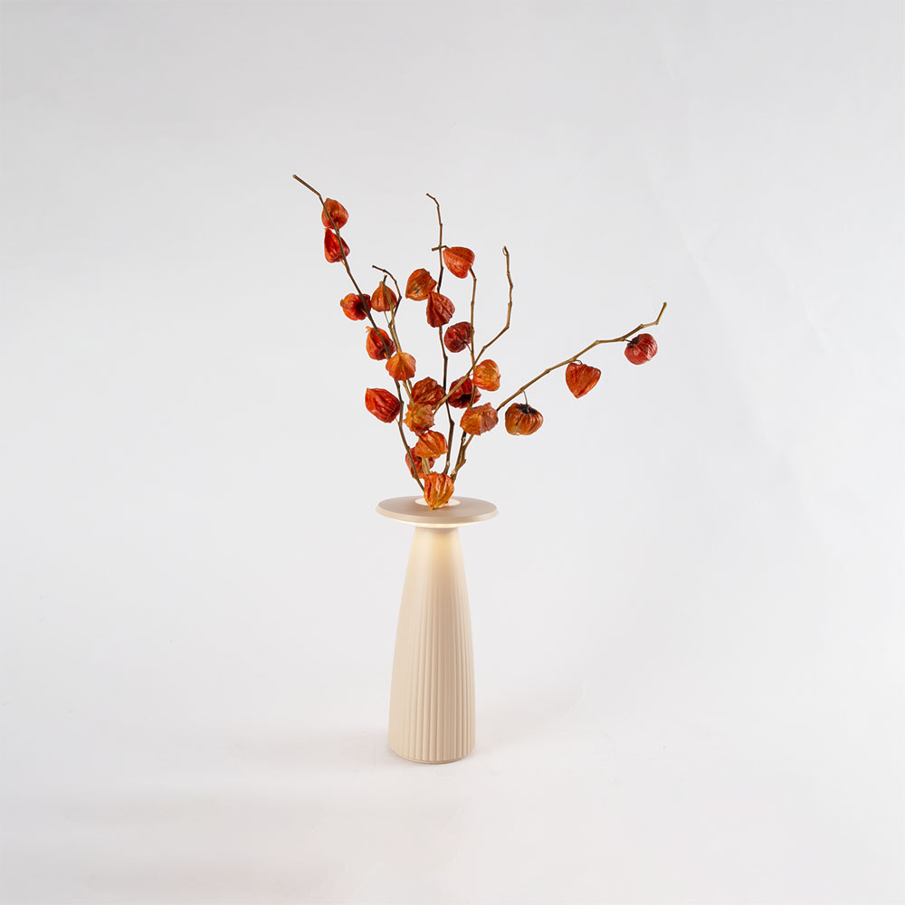 Flora Mini 沙色款與花材示意;花材不含在交付內容內。