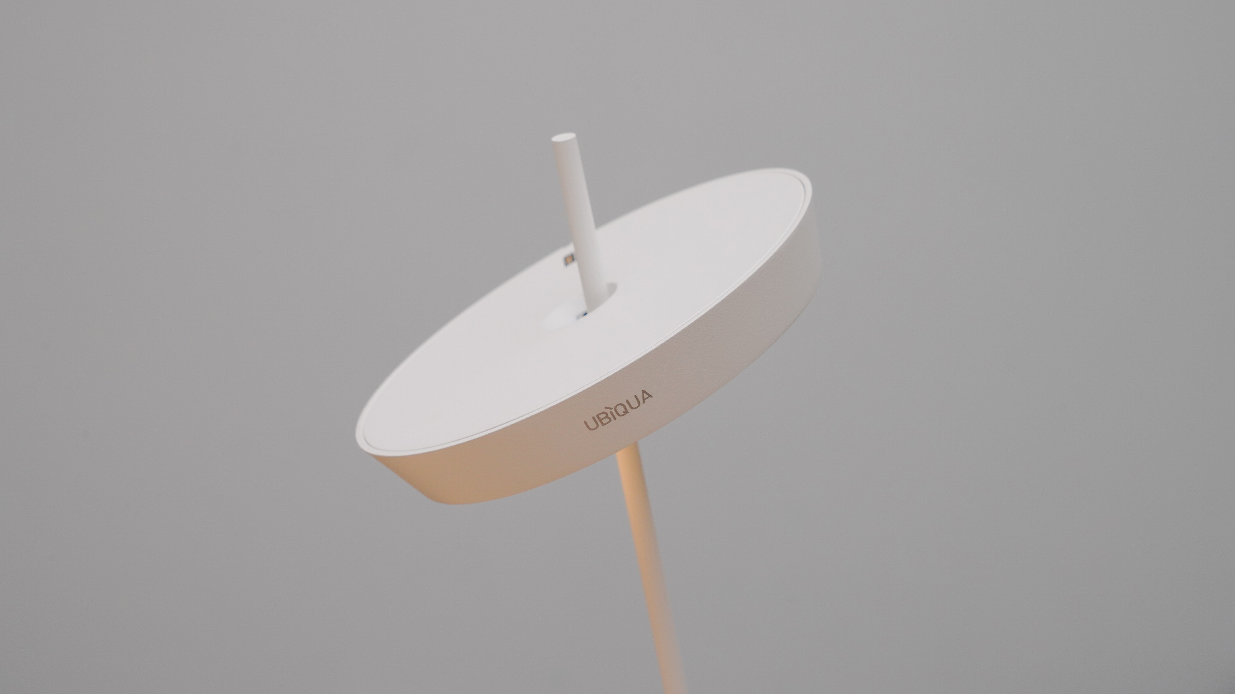 Torus Desk 淺色款燈盤傾斜外觀。